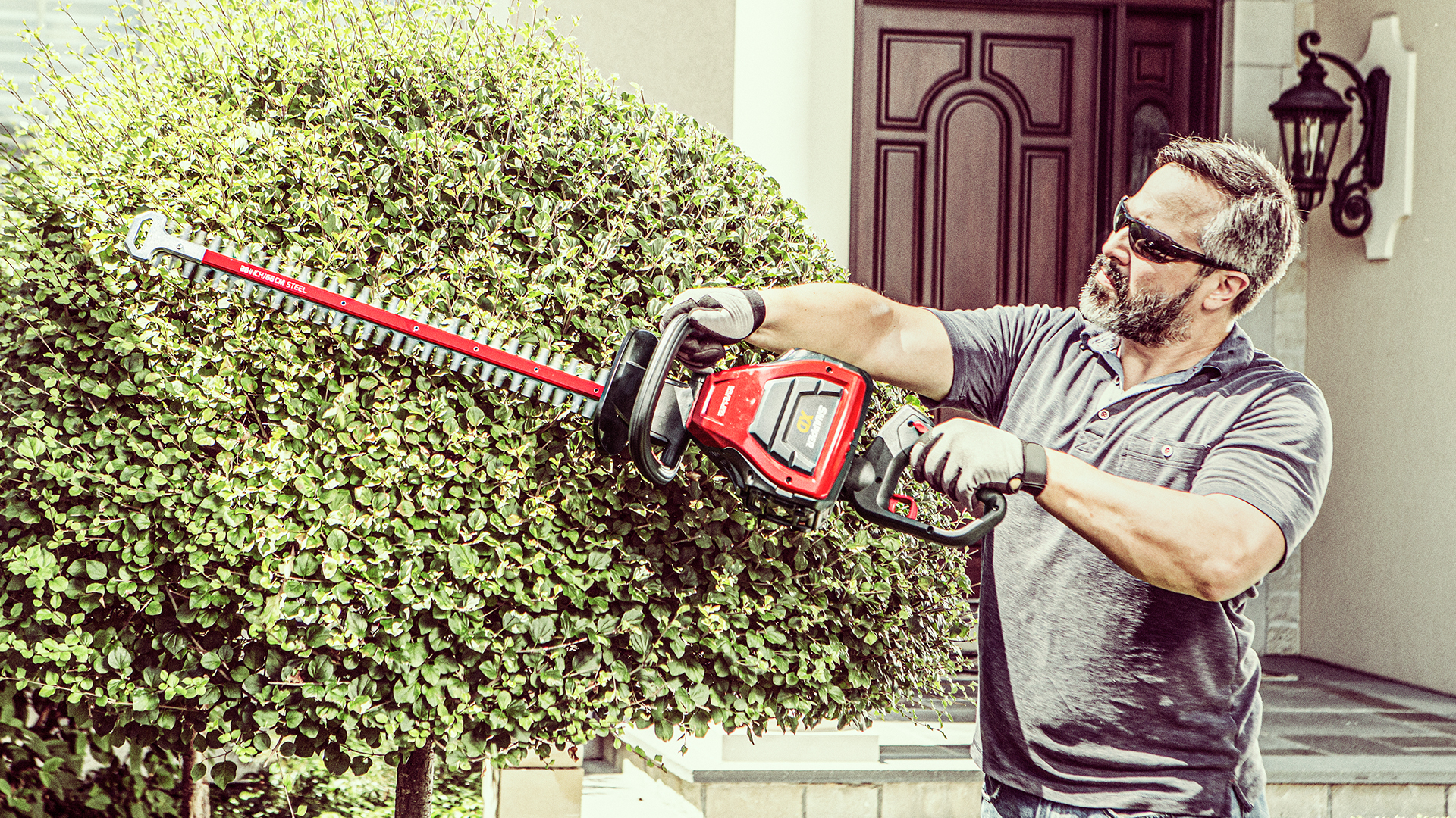 https://www.snapper.com/content/dam/Product%20Catalog/Snapper/en/electric-products/hedge-trimmers/feature-benefits/SNP_82VHedgeTrimmer_FB_BrushlessMotor.jpg
